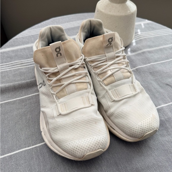 Men On Running Men\'s Cream and White Sneakers